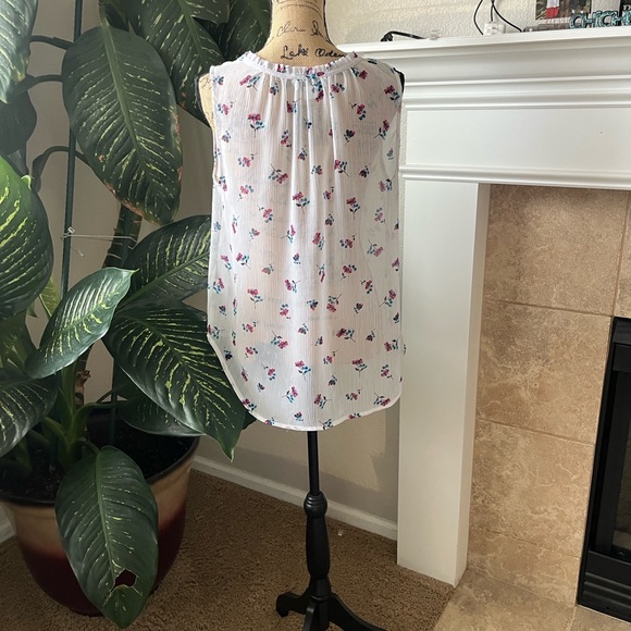 Liz Claiborne Floral Blouse - White with Pink and Blue Chic floral blouse with - Picture 5 of 6